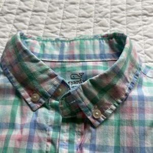 VINEYARD VINES long sleeved button down shirt - boys: Size Medium. Pastel plaid